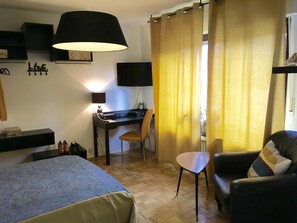 1 chambre, bureau, fer et planche à repasser, Wi-Fi gratuit