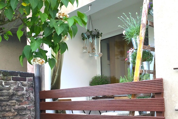 Balkon aus dem Garten gesehen.