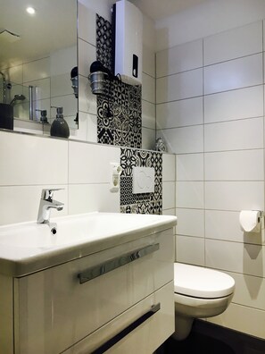 Douche, sèche-cheveux, serviettes fournies, savon