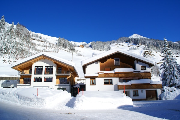 Alpina im Winter - die Wohnung Juppe befindet sich im rechten Haus