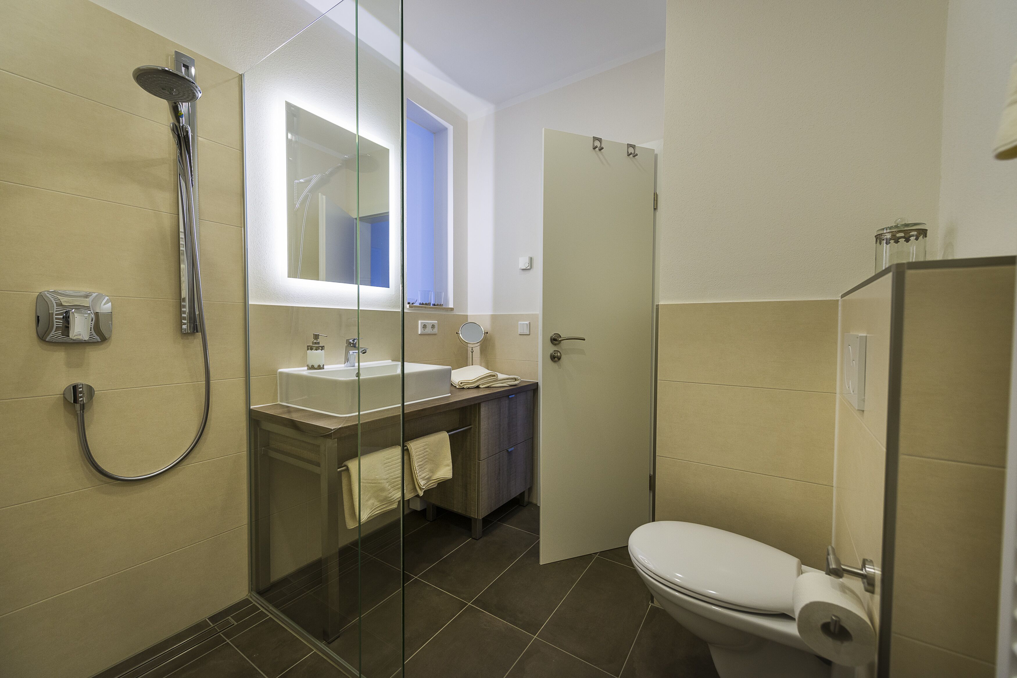 Dusche, Haartrockner, Handtücher, Toilettenpapier