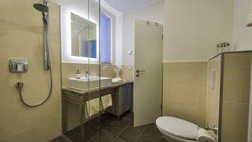 Dusche, Haartrockner, Handtücher, Toilettenpapier