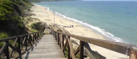 Una spiaggia nelle vicinanze, lettini da mare, teli da spiaggia