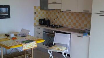 Kylskåp, mikrovågsugn, ugn och spishäll