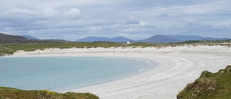 Ubicación cercana a la playa, tumbonas y toallas de playa