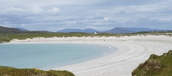 Hus mellan kusten, sjön + bergen: varje fönstervy är en Connemara-höjdpunkt!