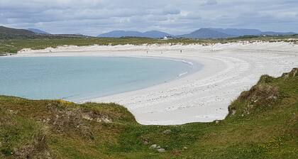House between coast, lake + mountains: every window view is a Connemara highlight!