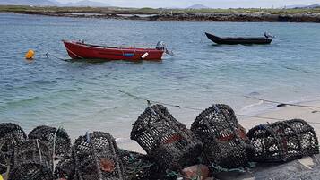 Vlak bij het strand, ligstoelen, strandlakens