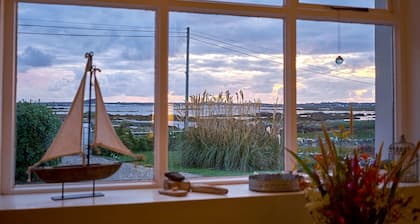 Casa entre costa, lago + montañas: ¡cada ventana es un punto culminante de Connemara!