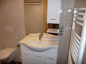 Douche, sèche-cheveux, serviettes fournies, papier toilette