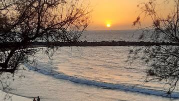 Beach nearby, sun loungers, beach towels