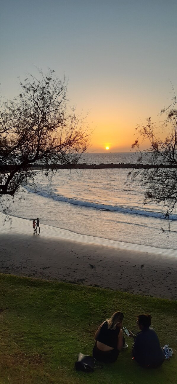 Ubicación cercana a la playa, tumbonas y toallas de playa