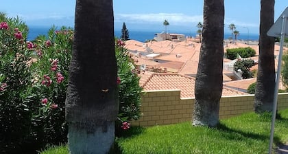 Private house in a quiet, central location with pool