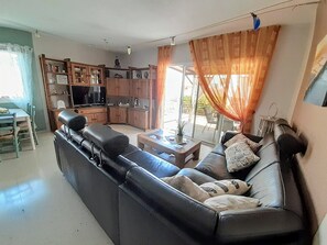 Una Smart TV, libros, un reproductor estéreo