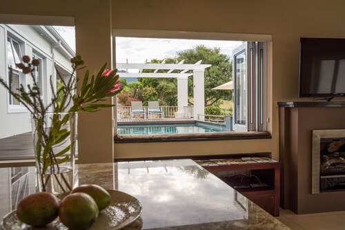 Modern house, solar-heated pool & stunning views, at Kingswood Golf Resort