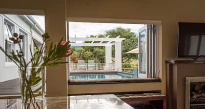 Modern house, solar-heated pool & stunning views, at Kingswood Golf Resort