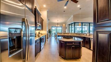 雪櫃、微波爐、焗爐、爐具