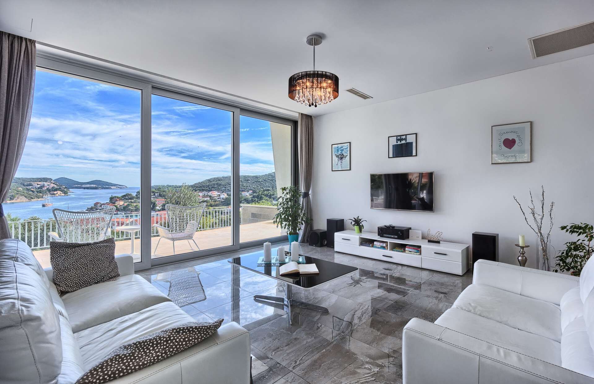 Télévision, table de tennis de table