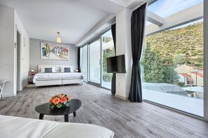 5 bedrooms, iron/ironing board, free WiFi, bed sheets