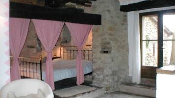 6 bedrooms, iron/ironing board, internet, bed sheets