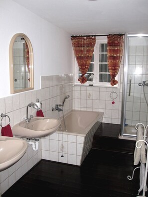 Een haardroger, handdoeken, zeep, toiletpapier