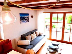 Fernseher, Kamin, DVD-Player, Bücher