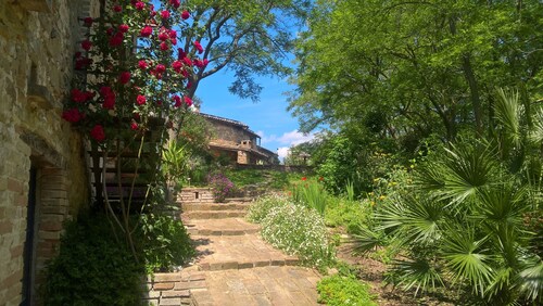 3 kivitalot uima-altaalla ainutlaatuisella paikalla - Suuri talo 8P (6E + 2K)