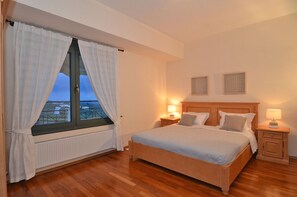 4 bedrooms, in-room safe, desk, iron/ironing board - Luxury Villa with pool, located on a prominent hill, a few minutes to the sea. (Darmarochori)