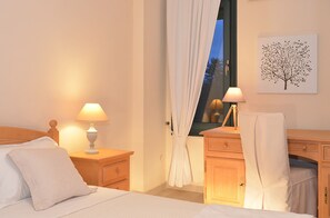 4 chambres, coffres-forts dans les chambres, bureau