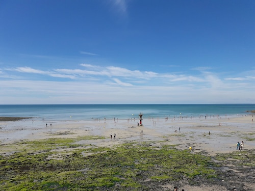 Bright, quiet cottage ensuring relaxing and convivial stays