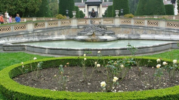 A formal garden with a central fountain, manicured hedges, and a gazebo in the background. - Totally new apartment, central location, competitive price, WiFi, elevator (Wien)