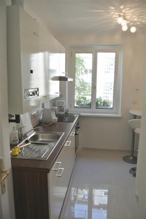 Kjøleskap, mikrobølgeovn, ovn og kokeplater