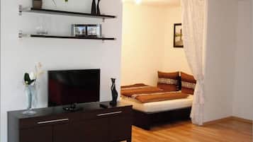 Iron/ironing board, free WiFi, bed sheets