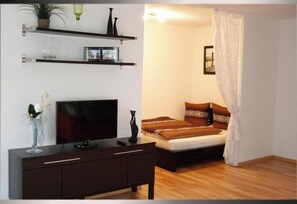 Iron/ironing board, free WiFi, bed sheets