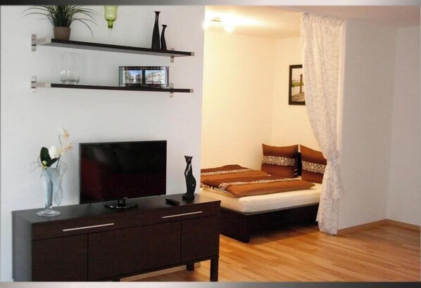 Tabla de planchar con plancha, wifi gratis y ropa de cama