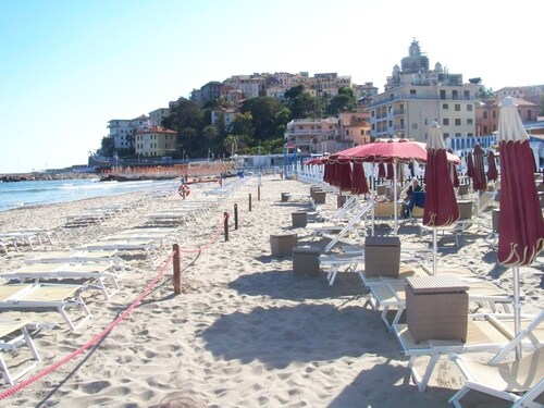 Stylish apartment with a beautiful garden, 5 km to the beach