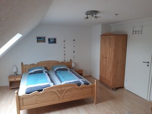 3 bedrooms, iron/ironing board, travel crib, free WiFi - Apartment at St. James, amidst the nature park Südeifel, on the edge of Islek (Lascheid)