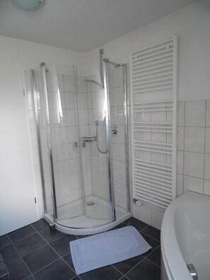 Bathtub, hair dryer, towels, soap - Apartment at St. James, amidst the nature park Südeifel, on the edge of Islek (Lascheid)