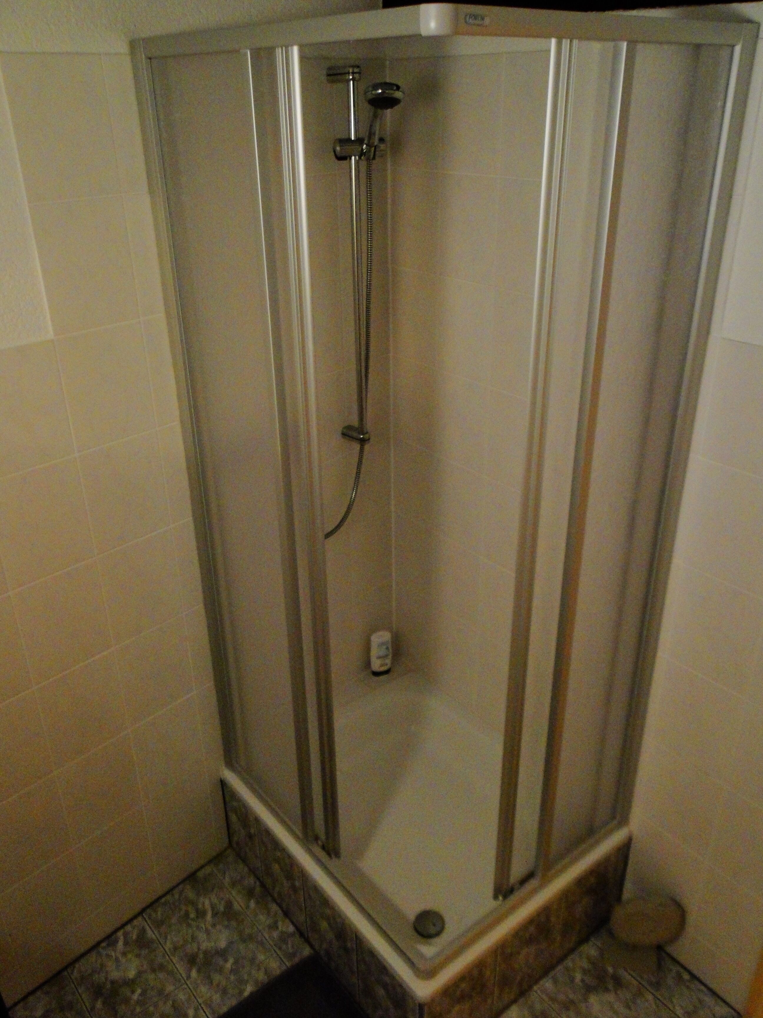 Haartrockner, Handtücher, Seife, Toilettenpapier