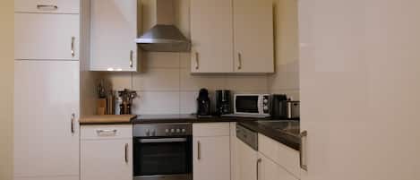 Frigorifero, microonde, forno, piano cottura