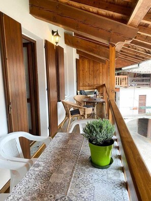 Outdoor dining - Casa Enrica type E2, up to 4 people, 200m to the lake, quiet and very romantic location (Idro)