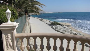 Rannalla, aurinkotuoleja