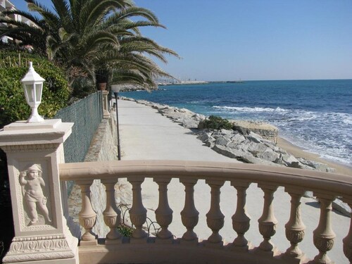 Palm Garden, large Pool, nice local Beach, beautiful View @ Barcelona's door