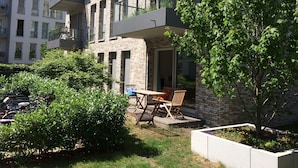 A modern apartment with a balcony, outdoor seating, and a garden area. - Luxury apartment in the trendy district of Berlin Mitte (Berlin)