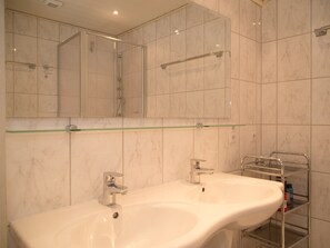 Douche, séchoir à cheveux, serviettes fournies