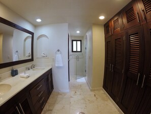 Shower, free toiletries, hair dryer, towels - Costa Maya Villas Luxury Condos (Mahahual)