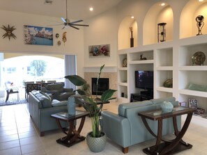 Smart-TV, Kamin, Bücher, Stereoanlage