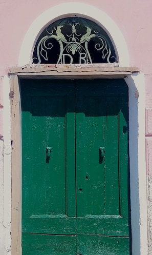 Exterior detail - Apartment in ancient palazzo, antique furniture, modern art, lovely sun terrace (Dolcedo)