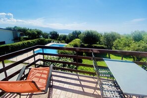Outdoor dining - Apartment with air conditioning, sea view, swimming pool, Wi-Fi, quiet hill, parking. (Toscolano Maderno)