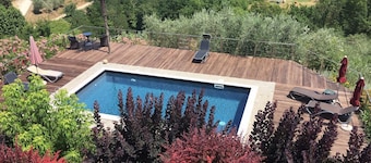 Appartement with pool, located between olive treees and wine rapes